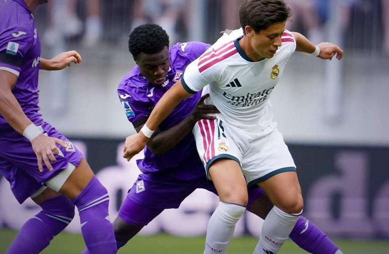 Arda G&uuml;ler em a&ccedil;&atilde;o pelo Real Madrid no amistoso diante da Fiorentina, na &Aacute;ustria &ndash;