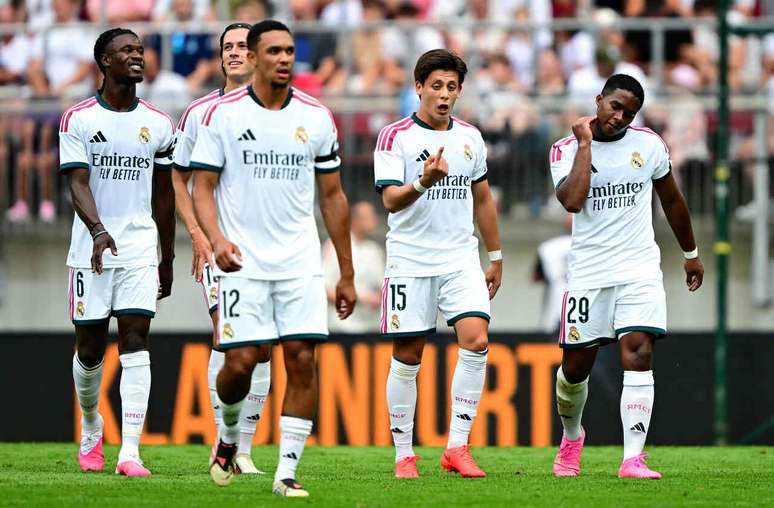 Camisa 15 gesticula para os companheiros durante o amistoso contra a Fiorentina em Klagenfurt, na &Aacute;ustria &ndash;