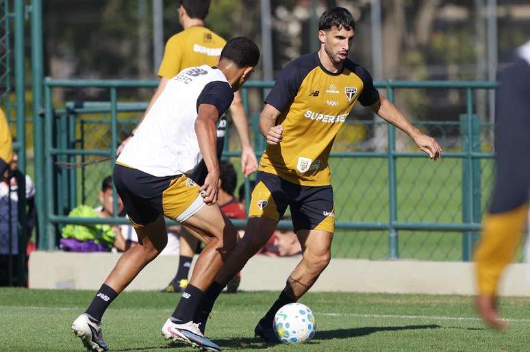 Calleri em a&ccedil;&atilde;o durante treino no CT da Barra Funda &ndash;
