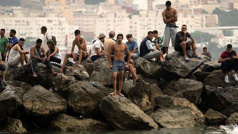 Imagens mostram centenas de homens jovens presos em Ceuta ap&oacute;s cruzarem a fronteira
