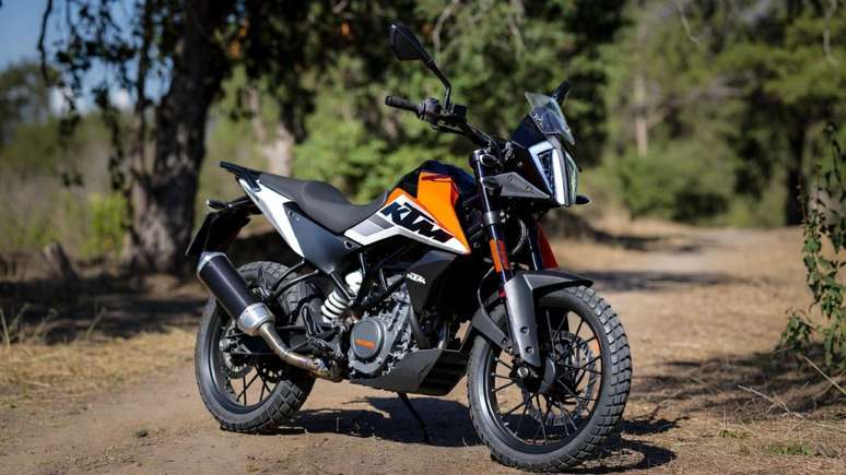 Motocicleta KTM 390 Adventure com suspens&atilde;o WP Apex e painel TFT em destaque