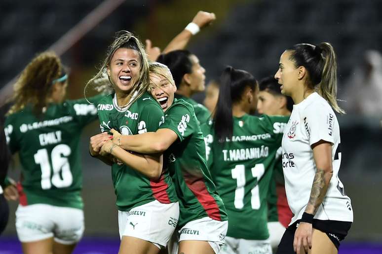 Palmeiras tenta colar no l&iacute;der do Brasileir&atilde;o Feminino, o arquirrival Corinthians -