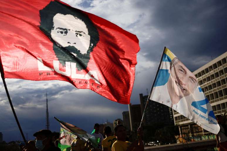 Apoiadores de Jair Bolsonaro e Luiz In&aacute;cio Lula da Silva durante a campanha eleitoral em Bras&iacute;lia, em outubro de 2022