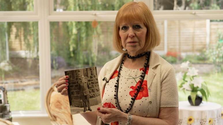 Patricia McLure, uma das poucas parentes pr&oacute;ximas de Anthony Littler ainda vivas, segura uma fotografia do primo, que ela descreve como "um irm&atilde;o mais velho"