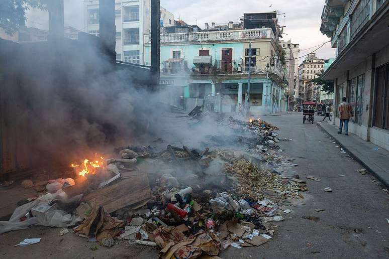A falta de combust&iacute;vel interrompeu a coleta de lixo em Havana, obrigando moradores a queimar os res&iacute;duos