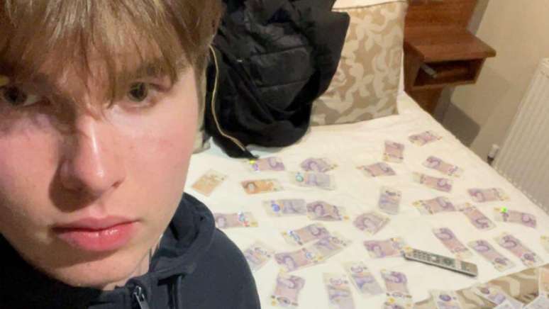 O adolescente Johannes Natland posa com dinheiro que tinha recebido para cometer um assassinato