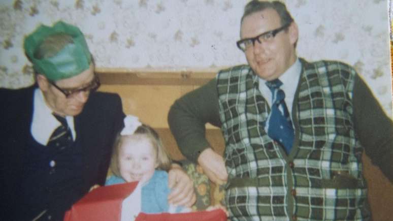 Anthony (&agrave; direita) em um Natal em fam&iacute;lia na d&eacute;cada de 1970. Sua prima Patricia diz que sua aus&ecirc;ncia "era sentida a cada Natal", ao longo das quatro d&eacute;cadas seguintes