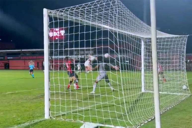 S&atilde;o Paulo vence Vit&oacute;ria &ndash;