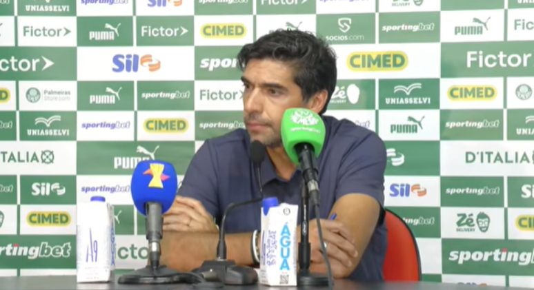 Abel Ferreira: ” O que peço ao palmeirense é que não se deixem enganar por narrativas”.