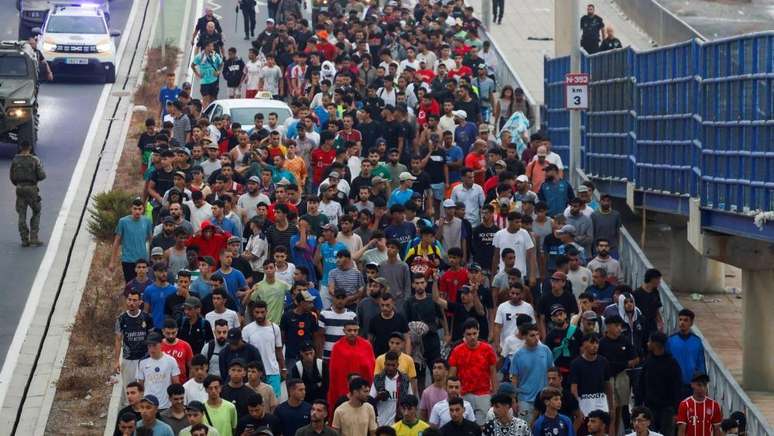 A pol&iacute;cia escoltou migrantes para fora do territ&oacute;rio espanhol neste s&aacute;bado