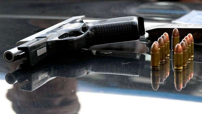 Arma de fogo e muni&ccedil;&otilde;es apreendidas em Quito, em janeiro de 2026
