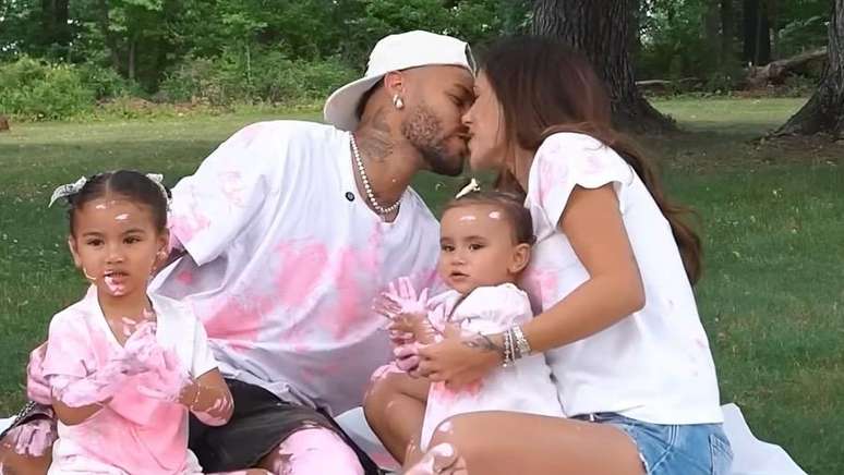 Neymar e Bruna Biancardi comemorando a descoberta do sexo da terceira filha do casal.