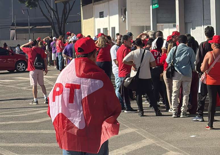 Apoiadores chegam para Conven&ccedil;&atilde;o do PT em SP