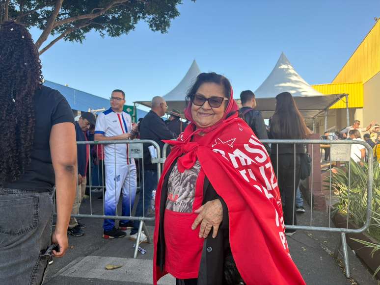 Valmira Coelho de Araujo, que marcou presencial no evento, &eacute; uma das fieis apoiadoras de Lula