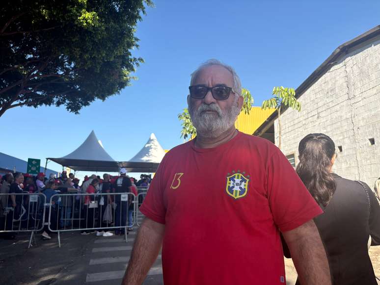 Cacio Pereira Nunes, de 60 anos com camisa da sele&ccedil;&atilde;o estilizada em vermelho
