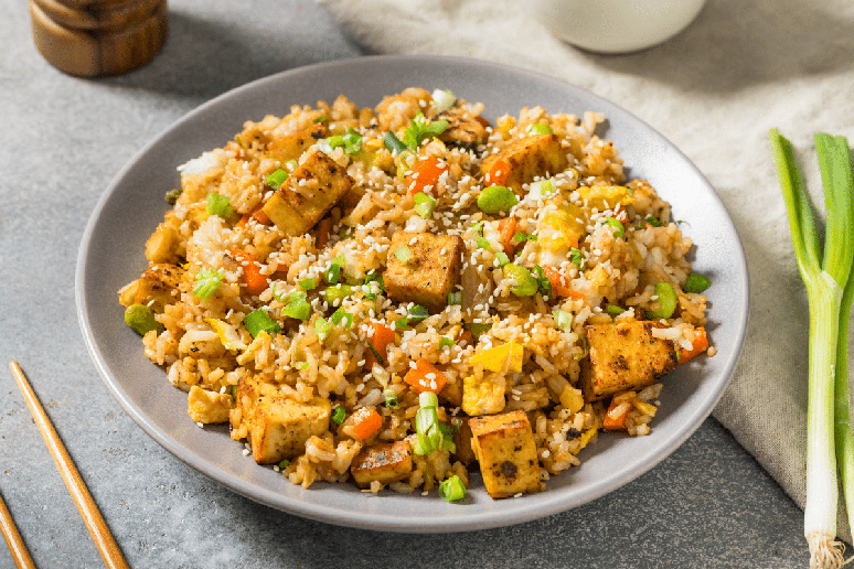 Arroz com tofu, legumes e ovos 