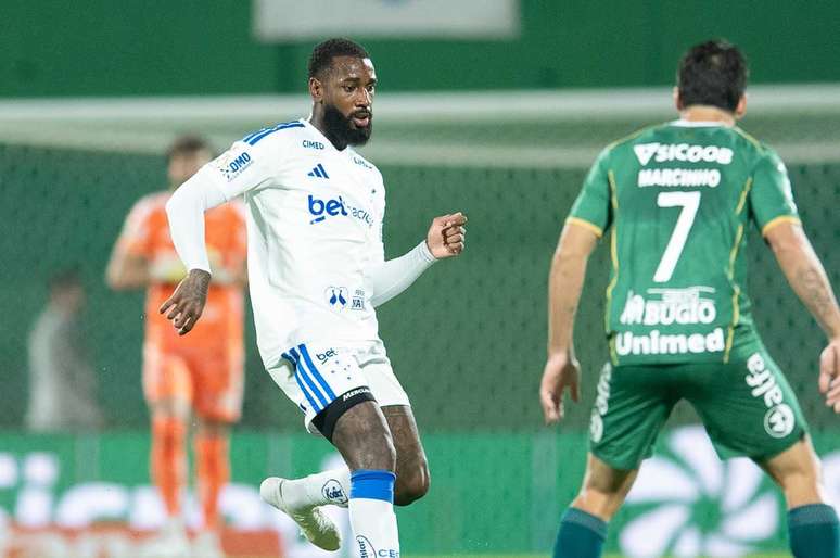 Gerson for&ccedil;a o passe no duelo contra a Chapecoense &ndash;