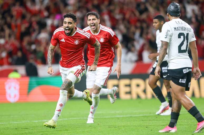 Matheus Bahia abre o placar para o Colorado e corre para celebrar com a torcida.