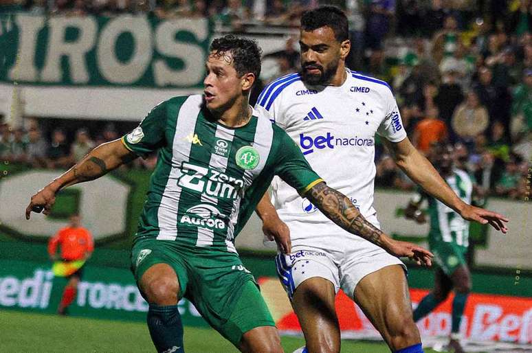 Fabr&iacute;cio Bruno cerca o ataque da Chape &ndash;