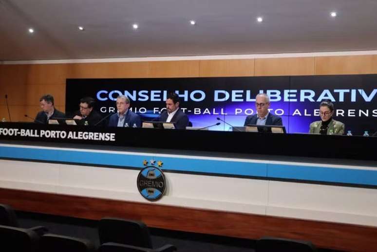 Sa&iacute;da de defensor movimenta planejamento da diretoria &ndash;