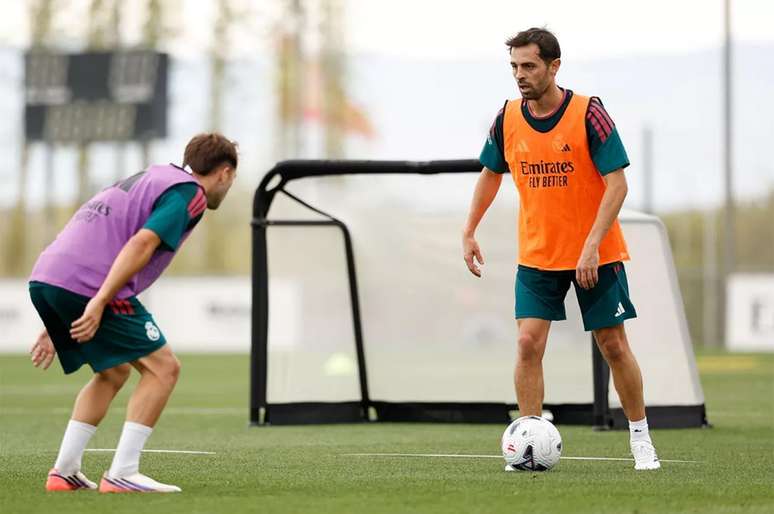 Bernardo Silva (dir.) &eacute; um dos diversos refor&ccedil;os do Real para a temporada 26/27 &ndash;