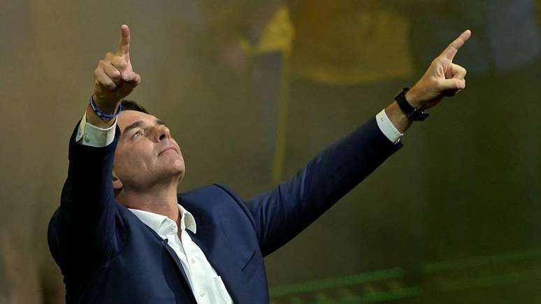 Para Sabatini, apoio de Milei a Fl&aacute;vio Bolsonaro n&atilde;o deve ter muito efeito na elei&ccedil;&atilde;o brasileira