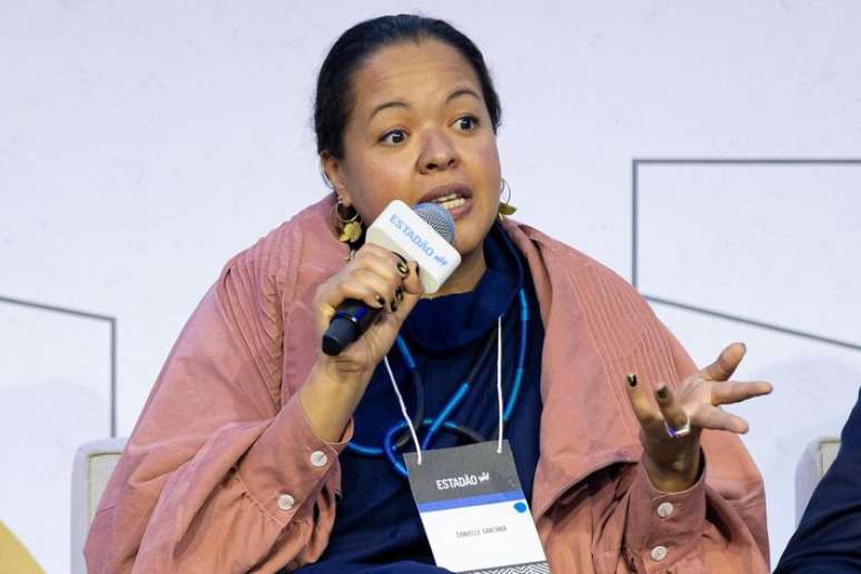 'A gente fala muito em intelig&ecirc;ncia artificial, em tecnologia, em c&oacute;digos. Temos de aprender com os hackers', diz Danielle Santana