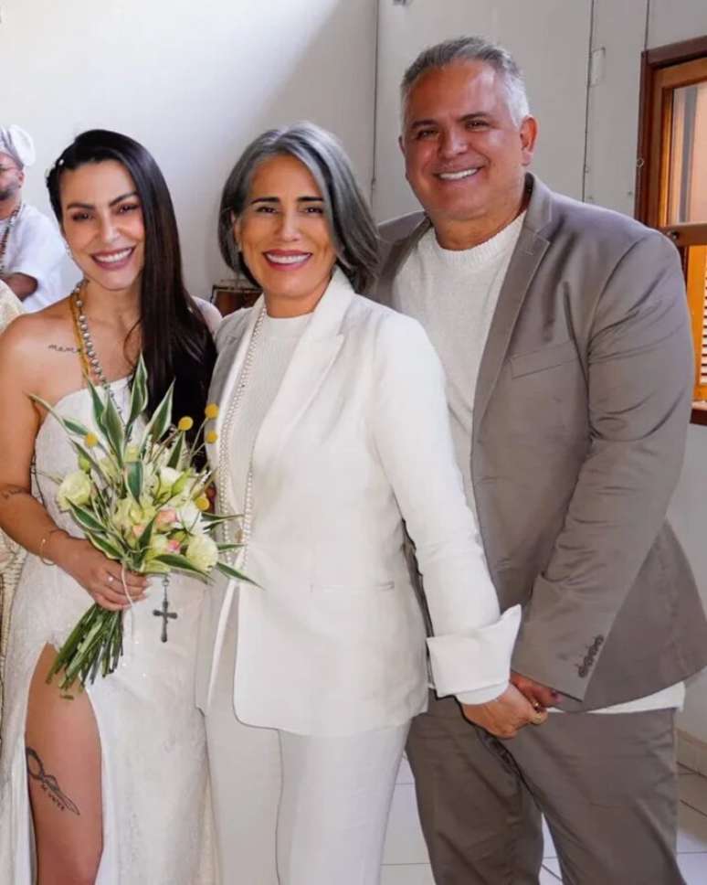 Ao lado da m&atilde;e, Gloria Pires, e do padrasto, Orlando Morais, Cleo destacou o carinho e a presen&ccedil;a do m&uacute;sico em sua vida