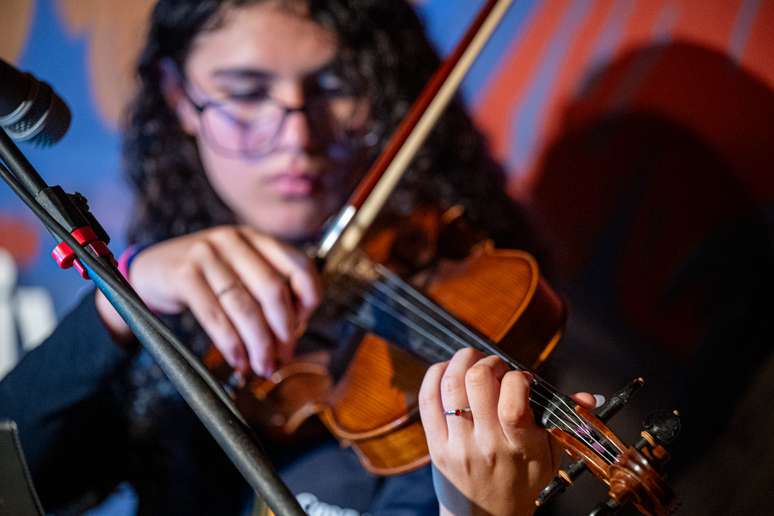 Ello&aacute; come&ccedil;ou a se desenvolver na m&uacute;sica desde os 11 anos