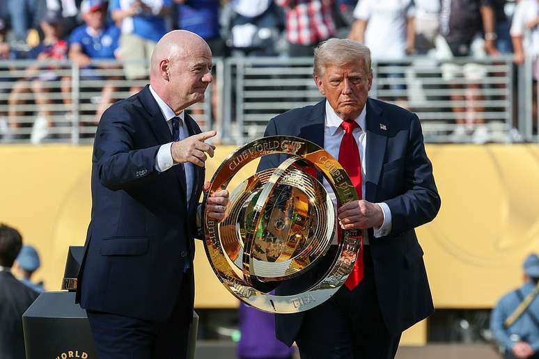 Gianni Infantino, presidente da Fifa, e Donald Trump, presidente dos EUA, com o troféu da Copa do Mundo de Clubes de 2025