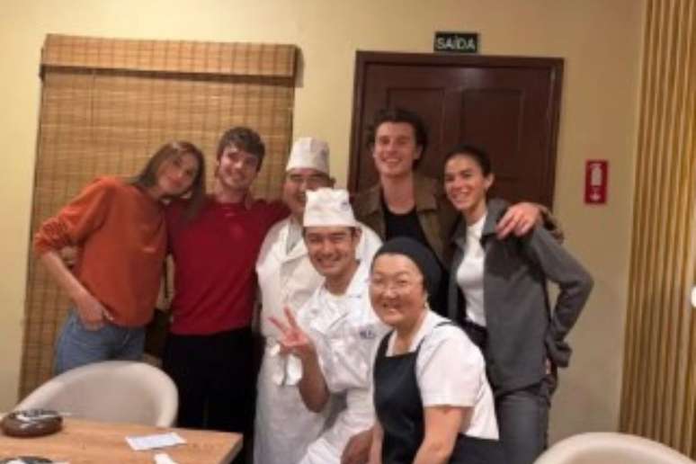 Sasha, Jo&atilde;o Lucas, Shawn e Bruna posam com funcion&aacute;rios de restaurante