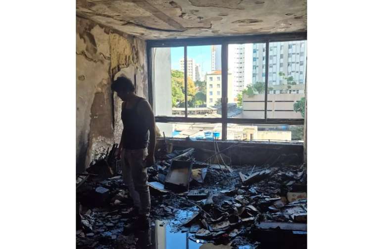 O artista ao conferir o apartamento no centro da capital paulista