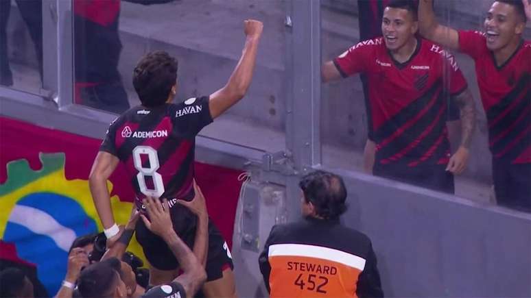 Jo&atilde;o Cruz fez um gola&ccedil;o pro Athletico &ndash;
