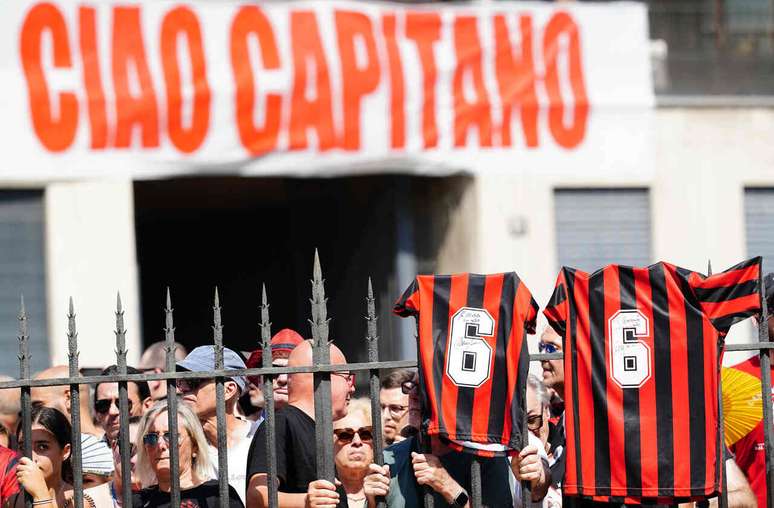Torcedores compareceram &agrave; Bas&iacute;lica de Santo Ambr&oacute;sio para o funeral de Franco Baresi &ndash;