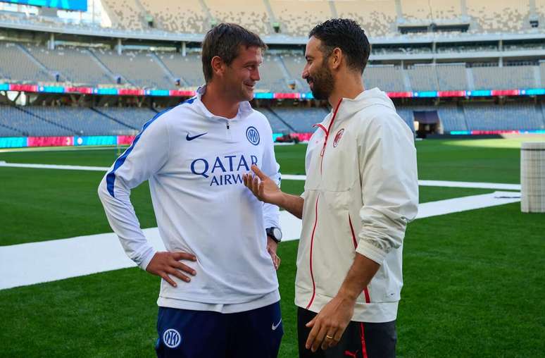 Chivu (esq.) e Amorim conversam em evento antes de Milan x Inter de Mil&atilde;o &ndash;