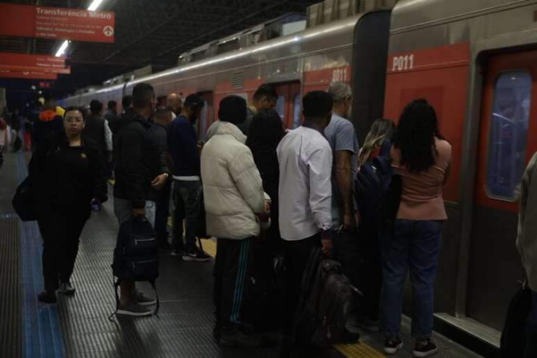 Passageiros aguardam chega de trem, em dia de greve de ferrovi&aacute;rios que afetam a circula&ccedil;&atilde;o de composi&ccedil;&otilde;es nas linhas 11, 12 e 13.