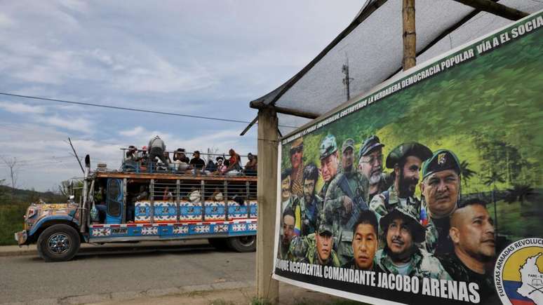 Cartaz instalado por dissidentes das antigas das FARC, no qual aparecem l&iacute;deres guerrilheiros, est&aacute; &agrave; beira de uma estrada em Cauca, Col&ocirc;mbia, em 20 de maio de 2026.