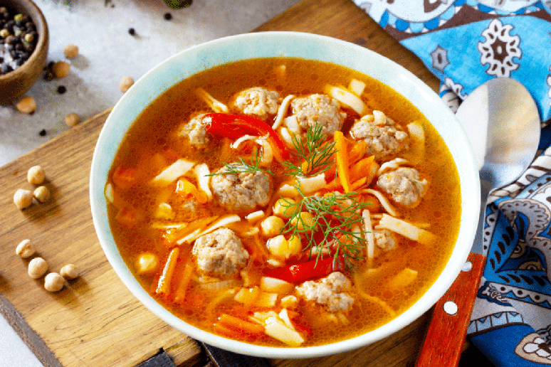 Sopa de alm&ocirc;ndegas com legumes e gr&atilde;o-de-bico 