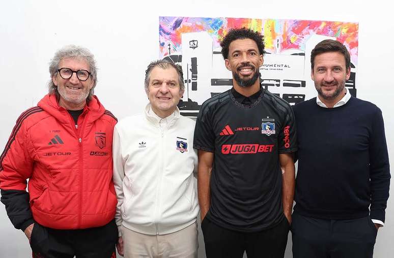 Vozinha ao lado de dirigentes do Colo-Colo &ndash;
