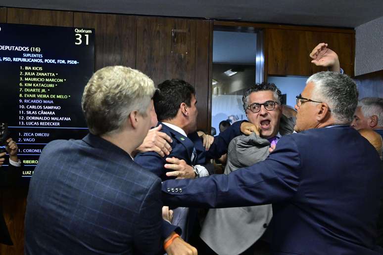 Parlamentares entraram em confronto ap&oacute;s CPMI aprovar quebra de sigilo de Lulinha em fevereiro; depois, medida foi anulada pelo STF
