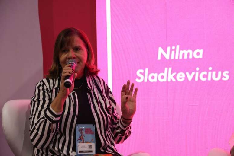 Nilma Sladkevicius faz discurso sobre aprendizados com a EJA. 'A coisa mais emocionante na EJA &eacute; o brilho no olho quando o adulto se v&ecirc; lendo', diz.