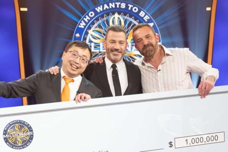 Ben Affleck entrou para o pante&atilde;o de celebridades vencedoras do programa, levando para casa o pr&ecirc;mio principal com ajuda do campe&atilde;o do 'Jeopardy!', Jamie Ding