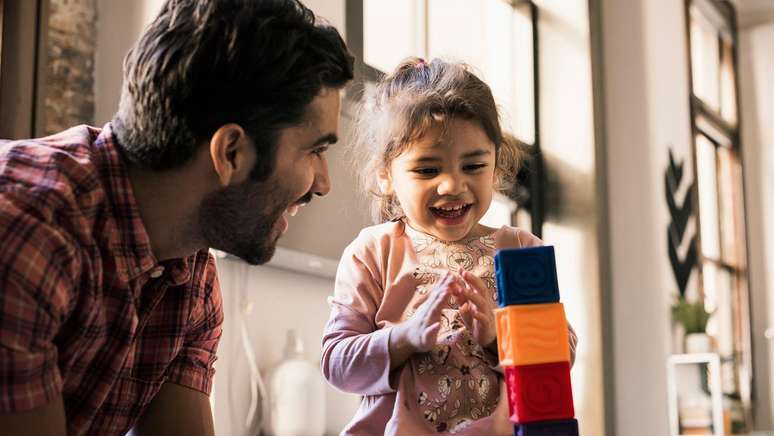 As intera&ccedil;&otilde;es do pai com seus filhos, por meio de brincadeiras, podem moldar sua resposta biol&oacute;gica &agrave; paternidade