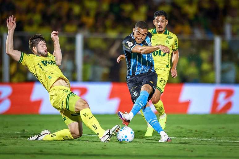 Mirassol abriu o placar no primeiro tempo, obrigando o Gr&ecirc;mio e se reorganizar &ndash;