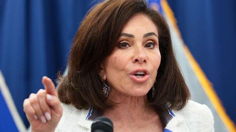 Trump disse que sua aliada, a procuradora federal Jeanine Pirro, "se dobrou como se fosse um guarda-chuva"