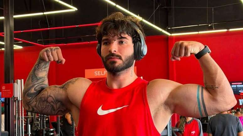 O empres&aacute;rio Jo&atilde;o Possato, que tem feito v&iacute;deos no TikTok compartilhando sua experi&ecirc;ncia de abandonar o uso de testosterona e dando dicas a quem deseja fazer o mesmo