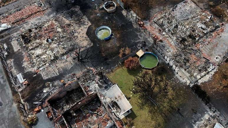 Vista a&eacute;rea de edif&iacute;cios destru&iacute;dos por um inc&ecirc;ndio florestal em Le Porge