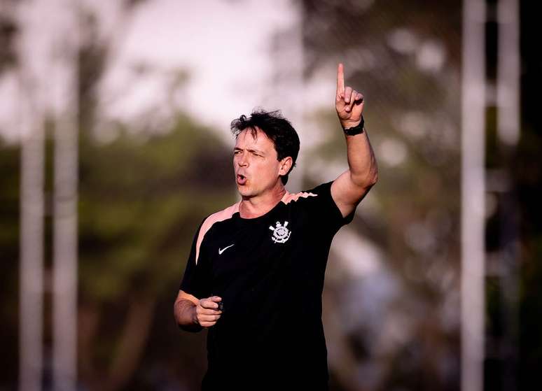 Fernando Diniz durante treinamento do Corinthians no CT Joaquim Grava &mdash;