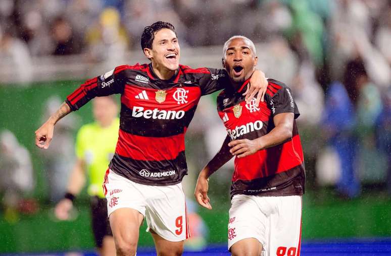 Lorran (dir.) comemora com Pedro gol em vit&oacute;ria sobre a Chapecoense &ndash;