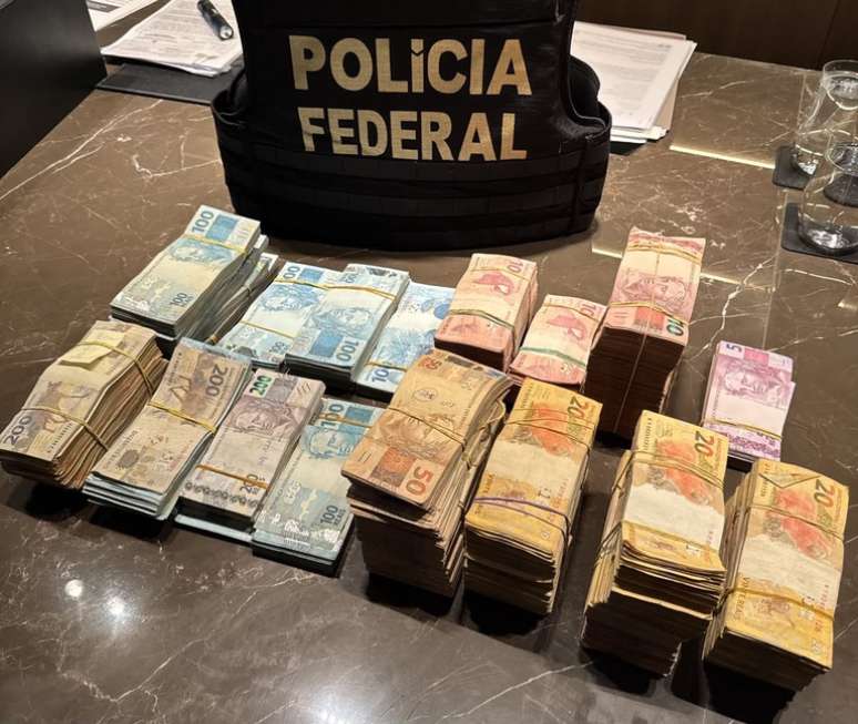 Dinheiro apreendido durante a nova fase da Opera&ccedil;&atilde;o Sem Desconto para apurar lavagem de dinheiro